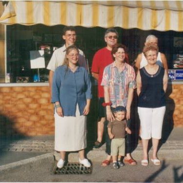 Les Trois boulangers qui se sont succédés. De droite à gauche, M. et Mme Proton, M. et Mme Granger puis Blandine et Christophe Gilardon (Photo de 2003)